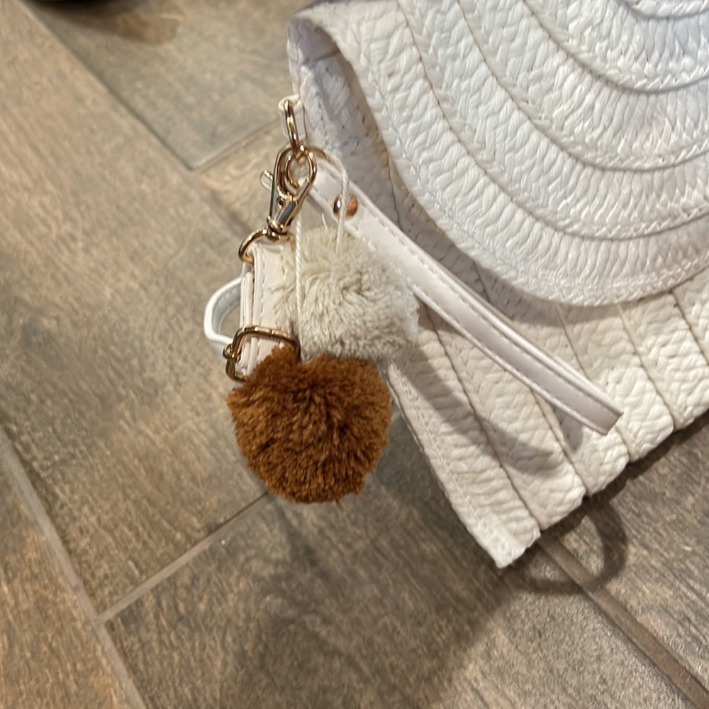 Two Straw purse with wood handles and small white crossbody straw purse - Picture 9 of 12